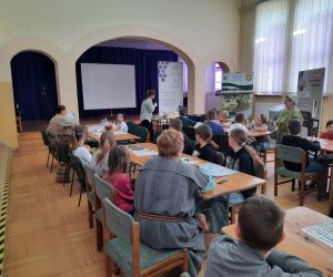 Uczestnicy słuchają informacji wprowadzających do warsztatów