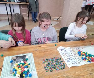 Dziewczynki wykonują paciorki z modeliny