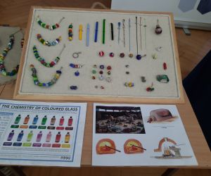 Wystawa ze szklanymi paciorkami i wisiorkami