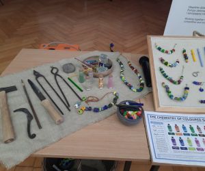 Wystawa narzędzi potrzebnych do wykonywania szklanych paciorków