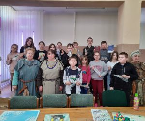 Grupa uczniów i kobiety w gockich strojach