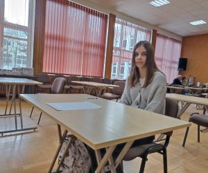 Uczennica oczekująca na rozpoczęcie turnieju.