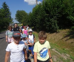 Zdjęcie przedstawia grupę dzieci podczas spaceru. 