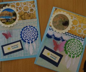 Zdjęcie przedstawia kartki z wakacji wykonane przez dzieci metoda scrapbookingu.