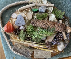 Zdjęcie przedstawia dekoracyjny plaster drewna wykonany przez dziecko podczas warsztatów kreatywnych.