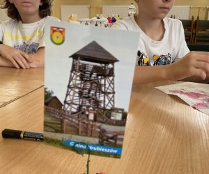 Zdjęcie przedstawia stojak na zdjęcie wykonany przez dziecko podczas warsztatów kreatywnych.