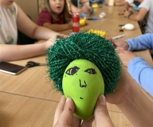 Zdjęcie przedstawia dzieci prezentujące 