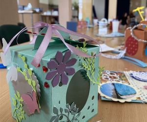 Zdjęcie przedstawia pudełeczko na skarby wykonane przez dziecko podczas warsztatów kreatywnych.