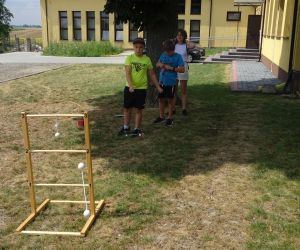 Zdjęcie przedstawia dzieci bawiące się na dworze.