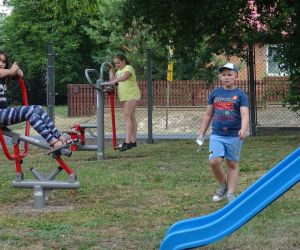 Zdjęcie przedstawia dzieci bawiące się na placu zabaw.