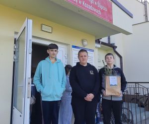 Uczniowie trzymają sadzonki drzewek
