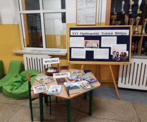 Gazetka na szkolnym korytarzu