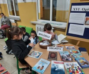 Uczniowie losują karteczki z fragmentami z Pisma Świętego