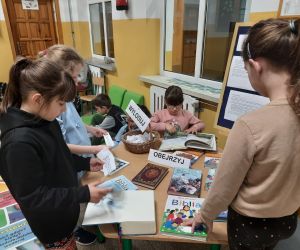Uczniowie przeglądają różne wydania Biblii