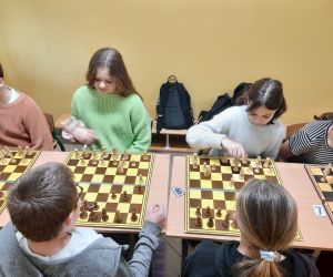 Uczniowie klas 4-8 podczas rozgrywek szachowych