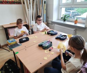 Uczniowie składają żonkile