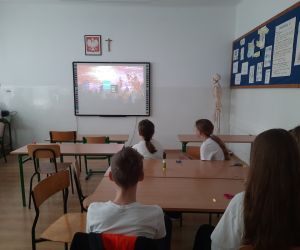 Uczniowie oglądają film edukacyjny