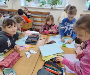 Uczniowie klasy drugiej wykonują plakat konkursowy