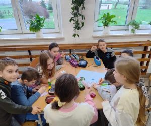 Uczniowie klasy trzeciej wykonują plakat konkursowy