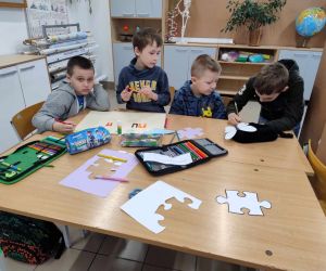 Uczniowie klasy pierwszej wykonują plakat konkursowy