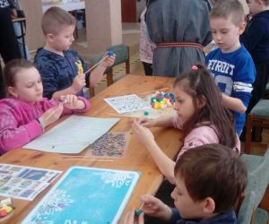 Uczniowie klasy pierwszej i drugiej wykonują paciorki