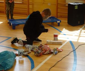 Uczeń - Wilk segreguje śmieci