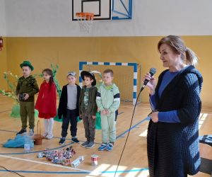 Pani Dyrektor dziękuje pierwszoklasistom za występ