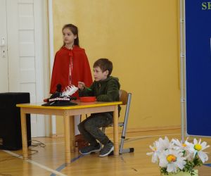 Uczennica - Czerwony Kapturek przychodzi do ucznia - Myśliwego