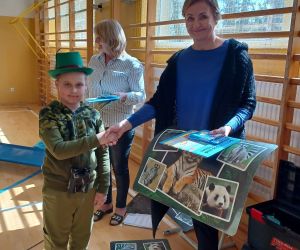 Pani Dyrektor wręcza uczniowi nagrodę