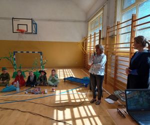 Wychowawczyni klasy pierwszej przy mikrofonie ogłasza wyniki konkursu na najpiękniejszą zakładkę do książki