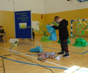 Uczeń - Wilk wysypuje śmieci w lesie