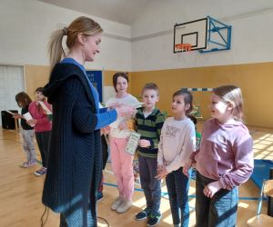 Pani Dyrektor wręcza dyplomy uczestnikom konkursu matematycznego