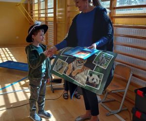 Pani Dyrektor wręcza uczniowi nagrodę