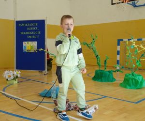 Narrator - uczeń klasy pierwszej idzie przez zaśmiecony las