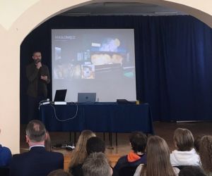 Prelegent prowadzi wykład przed młodzieżą