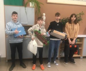 Uczniowie klasy ósmej z zastępnikami plecaków