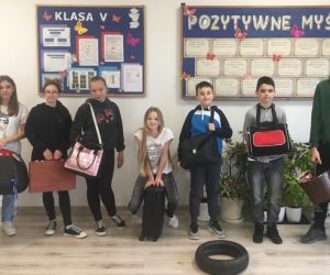 Uczniowie klasy piątej z zastępnikami plecaków