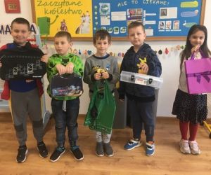 Uczniowie klasy pierwszej z zastępnikami plecaków