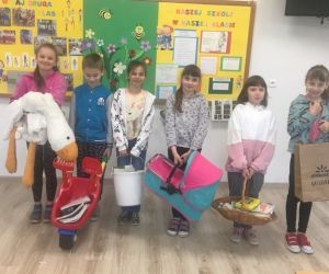 Uczniowie klasy drugiej z zastępnikami plecaków