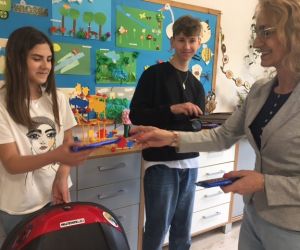 opiekun Samorządu Uczniowskiego - pani Barbara Frykowska wręcza nagrody uczniom z najciekawszym zastępnikiem plecaka