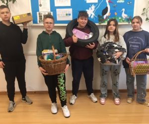 Uczniowie klasy siódmej z zastępnikami plecaków