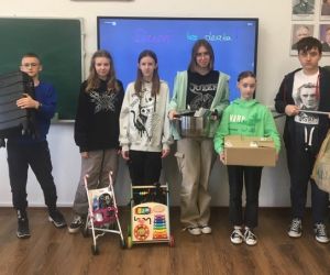 Uczniowie klasy szóstej z zastępnikami plecaków