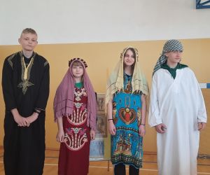 Uczniowie w tradycyjnych strojach egipskich