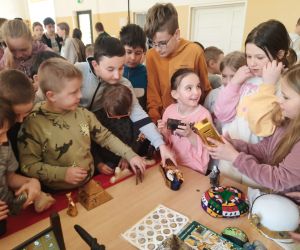 Uczniowie oglądają pamiątki z Egiptu