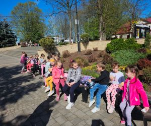 Przedszkolaki w trakcie posiłku na świeżym powietrzu