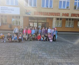 Zdjęcie grupowe dzieci szkolnych przed Hrubieszowskim Domem Kultury