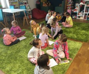 Przedszkolaki malują stworka z książki