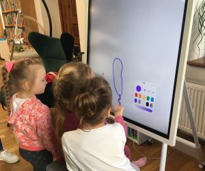 Dzieci przedszkolne malują na tablicy interaktywnej