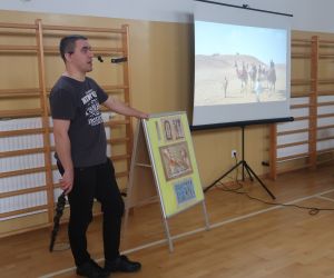 Podróżnik opowiadający o wyprawie na wielbłądach