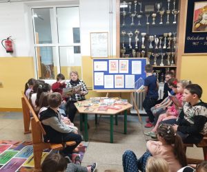 Pani bibliotekarka czyta uczniom baśnie